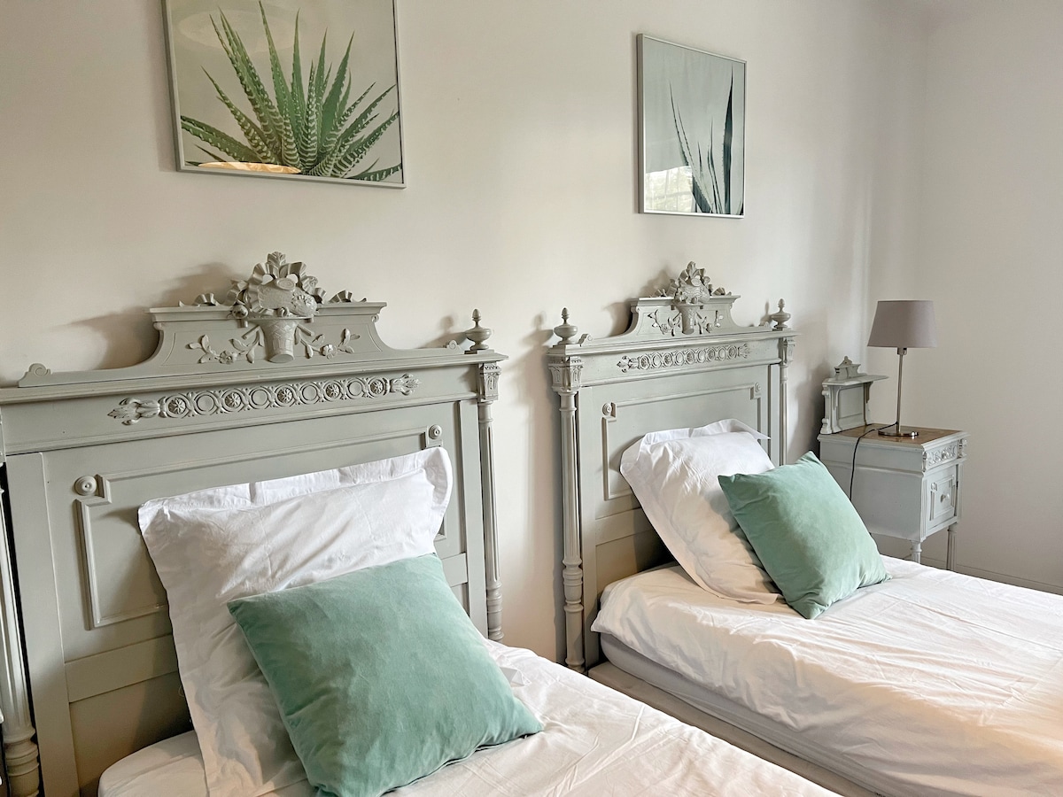 舒适的房间，配有2张单人床90x200或1张大双人床180x200