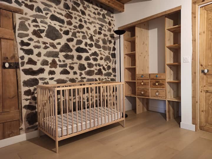 Спалня с детско креватче 60x120 см Gîte de la Gigeole в Небузат