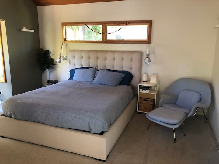 Მთავარი საძინებელი კალიფორნიის დიდი საწოლით, სამუშაო მაგიდით, მასაჟის სკამით, საშვილოსნოს სკამით, რომელშიც უნდა იჯდეთ და წაიკითხოთ, და კიდევ ერთი მყუდრო სკამი ცხვრის ტყავით, რომ დაჯდეთ და წინა ეზოში გაიხედოთ. Მთავარი საძინებელი, რომელიც დაკავშირებულია ამ ოთახთან, ასევე, შედით კარადაში