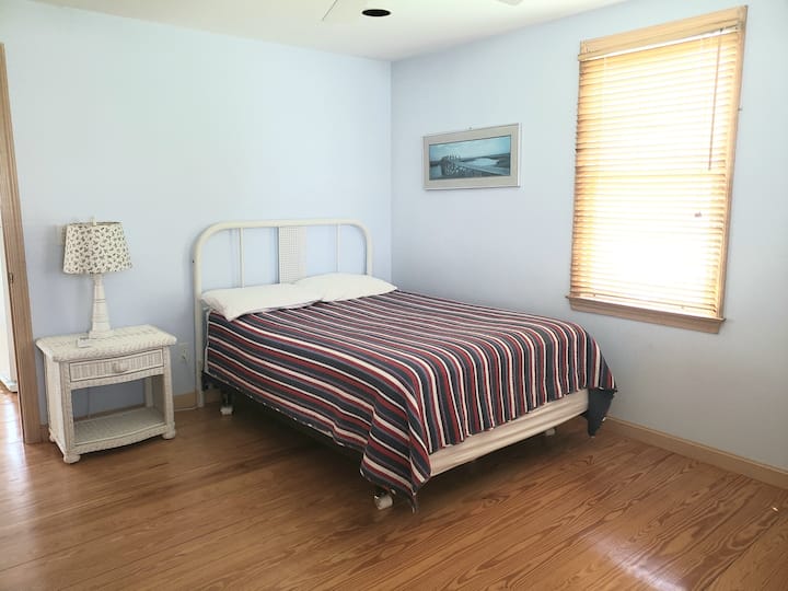 Стаята на първия етаж е с легло в пълен размер