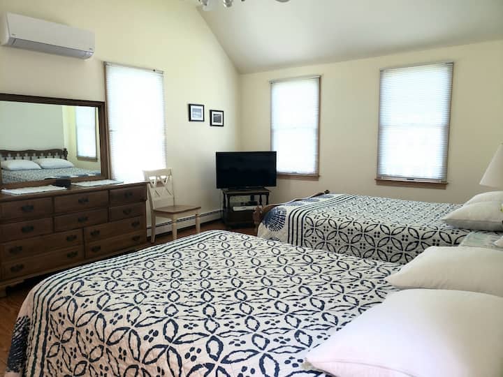 Стая с легло на 2 - ри етаж. От прозореца се вижда океанът. Две легла в пълен размер