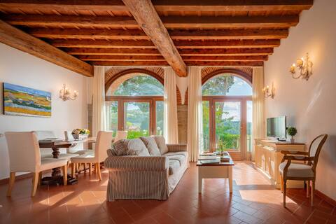 Apartment with Swimming Pool. Private Garden