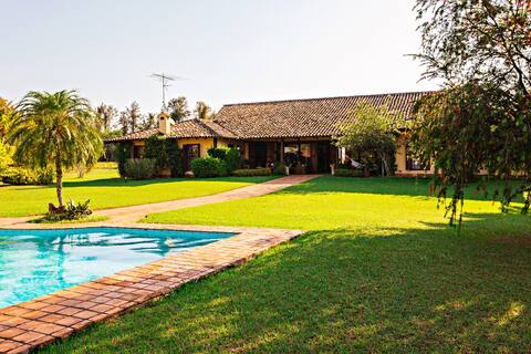Charming villa, tennis court, pool, barbecue