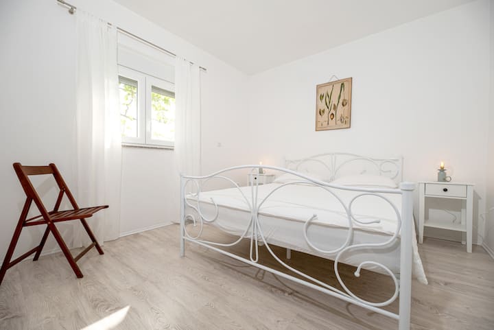 Პირველი ოთახი საწოლით (ორი ადამიანისთვის).