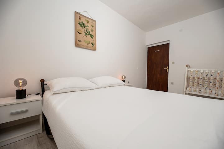 Შუა ოთახი საწოლით (ორი ადამიანისთვის) და ჩვილის საწოლი.