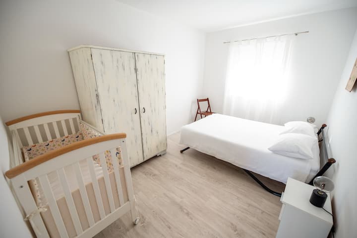 Შუა ოთახი საწოლით (ორი ადამიანისთვის) და ჩვილის საწოლი.