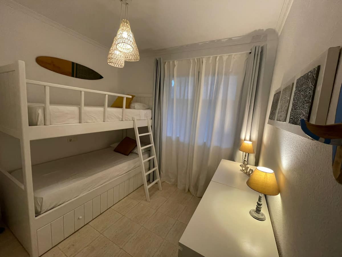 Habitación con litera ideal para niños en casa de alquiler Tarifa playa