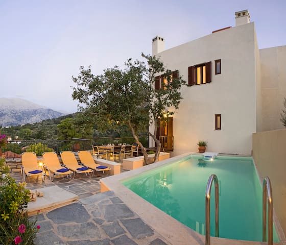 Amari Villas, a Retreat with Pool in Delightful Amari Valley