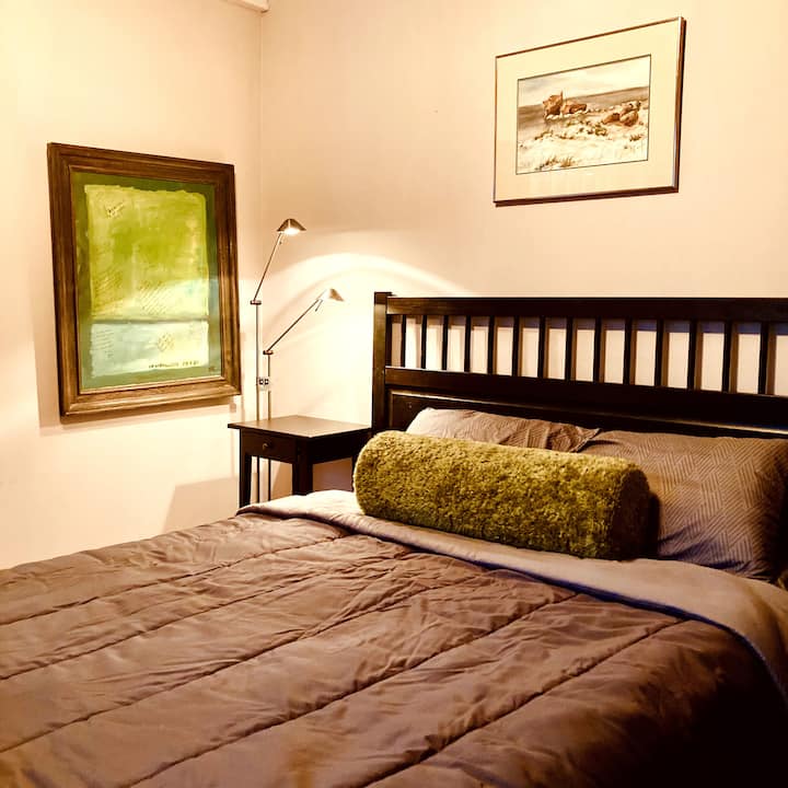 غرفة نوم بسرير كوين. 