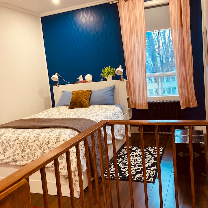 غرفة نوم في الطابق العلوي بسرير بحجم كبير. 