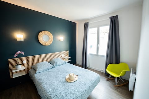 Annonce Airbnb populaire: Village center apartment 1 + free parking à Aigues Mortes