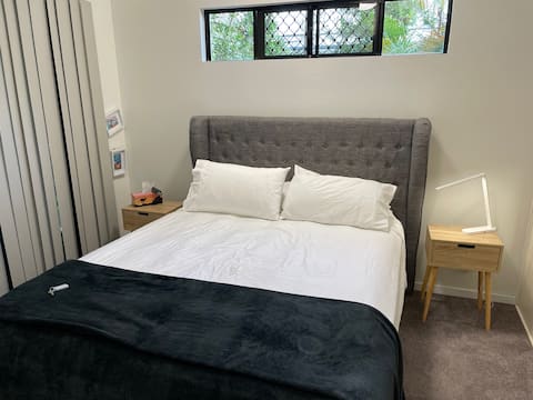 Cairns, Parramatta Park: Queen Bed own En-suite.