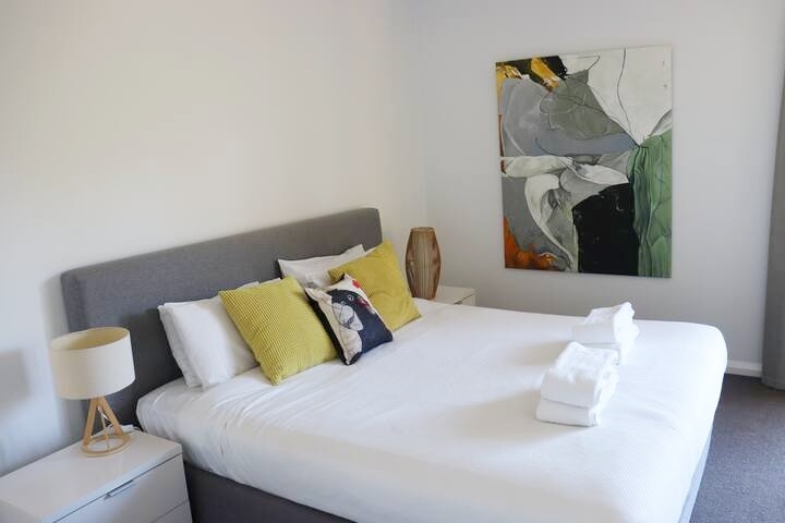 Zimmer mit Kingsize-Bett im Obergeschoss