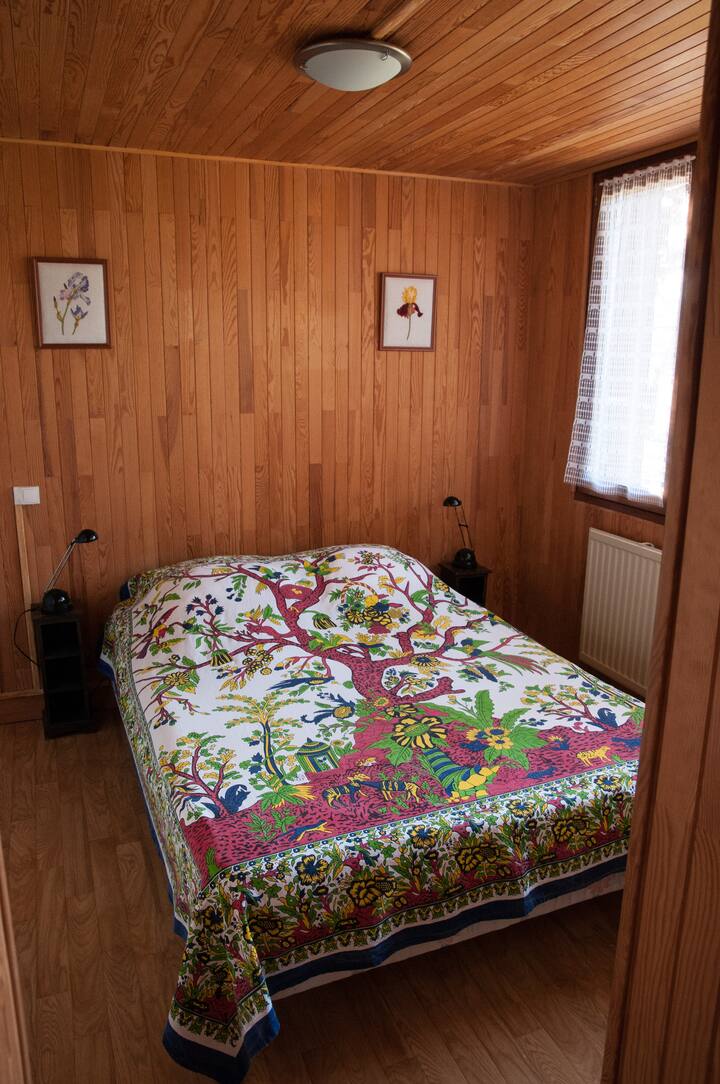 חדר שינה, עם נוף לאגם. ארון גדול.