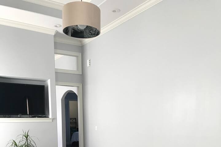 Large Chic Modern / 2.5 Miles from FQ! gallery image 5