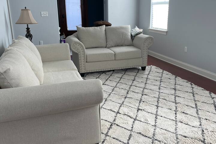 Large Chic Modern / 2.5 Miles from FQ!