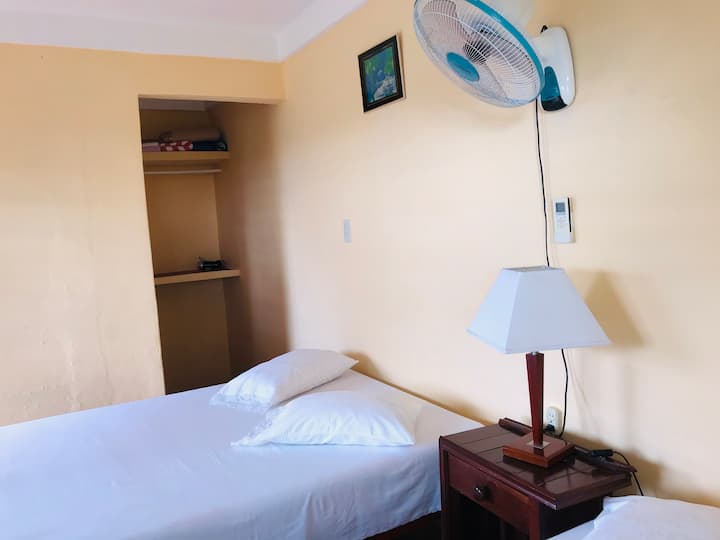 Habitación con guardarropa . 