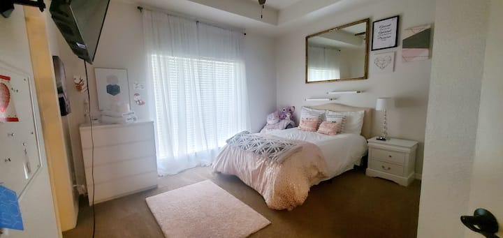 Chumba kingine cha kulala cha ukubwa kamili na TV kubwa ya gorofa, iliyounganishwa na upande mwingine wa bafu ya jack na jill.