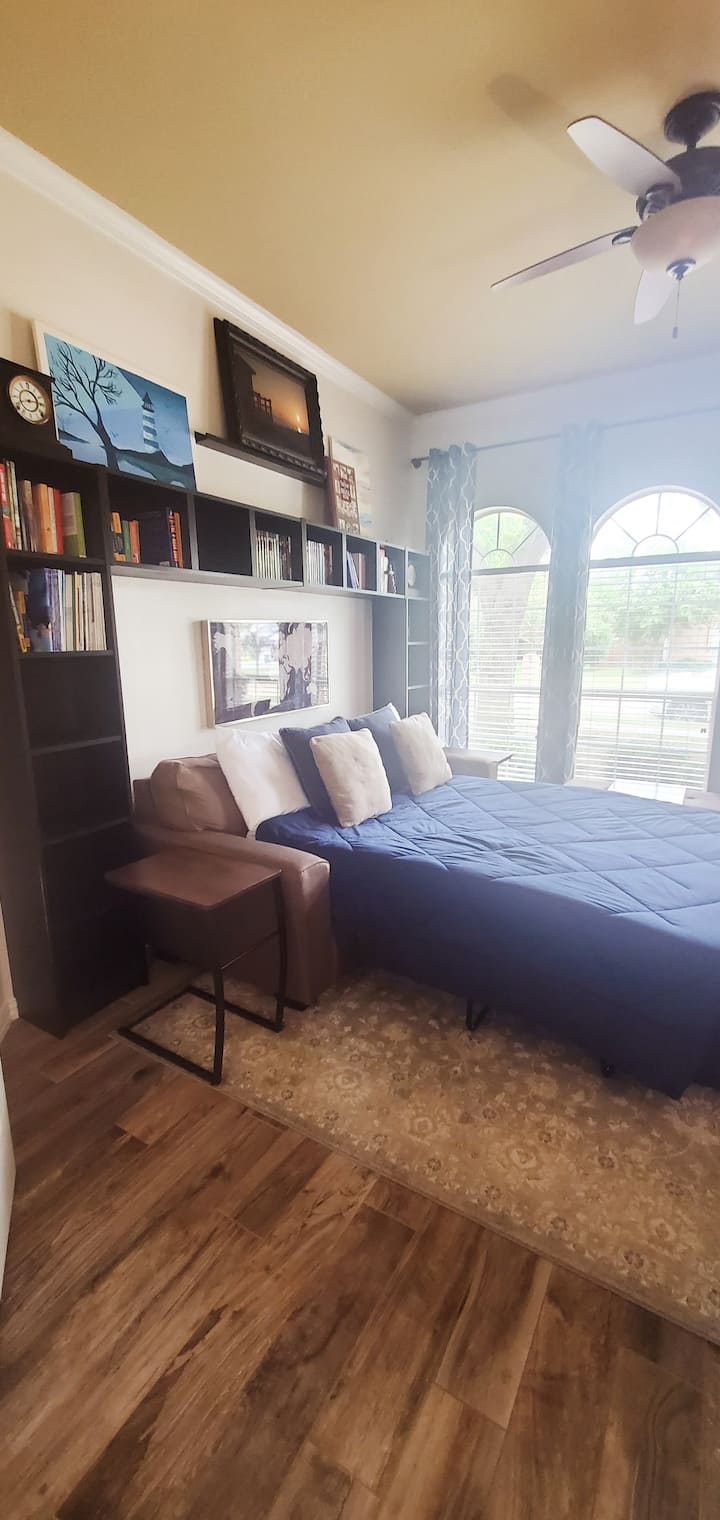 Malkia wa ghorofa ya chini huvuta nje, na godoro kubwa la povu la kumbukumbu