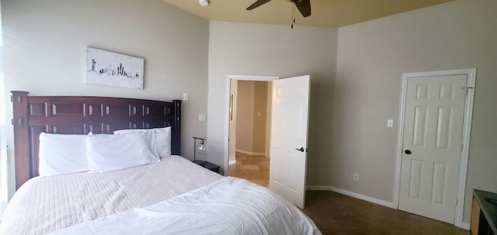 Chumba cha kulala cha malkia cha ghorofa ya chini, karibu na bafu kamili