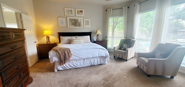 Chumba cha kulala cha Master King kinachoangalia bwawa, chini.