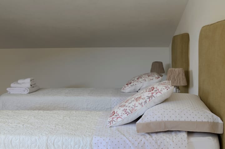 Спалня с две единични легла