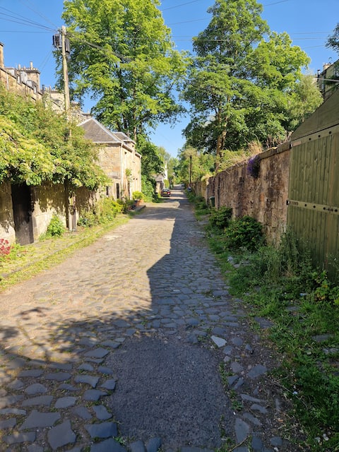 Top Airbnb: Spacious West End garden flat, free onsite parking in Govan