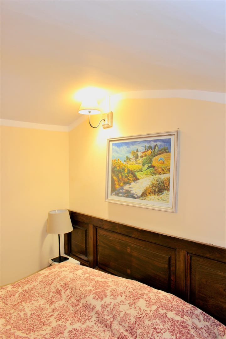 საწოლი საძინებლის ზედა ნაწილში