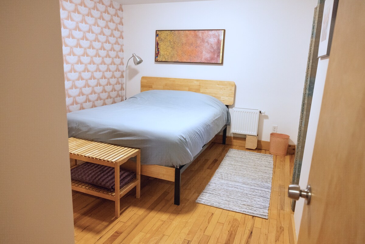 Druga spavaća soba - s bračnim krevetom, super mekom posteljinom, donjim jastucima, dodatnim dekama i jastucima, stalkom za prtljagu, ventilatorima, ormarom i vratima na privatnu terasu.