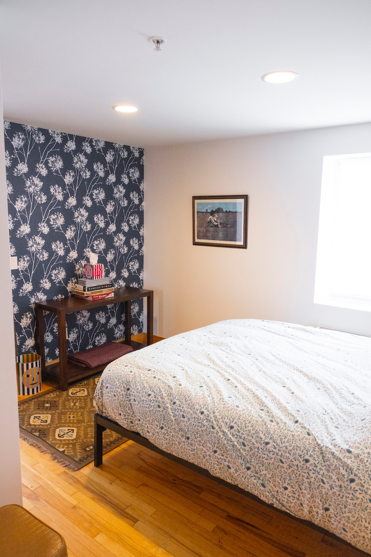 Prva spavaća soba - s bračnim krevetom, super mekom posteljinom, donjim jastucima, dodatnim dekama i jastucima, ventilatorima, ormarom, vratima na privatnu terasu i pogledom na Portland.