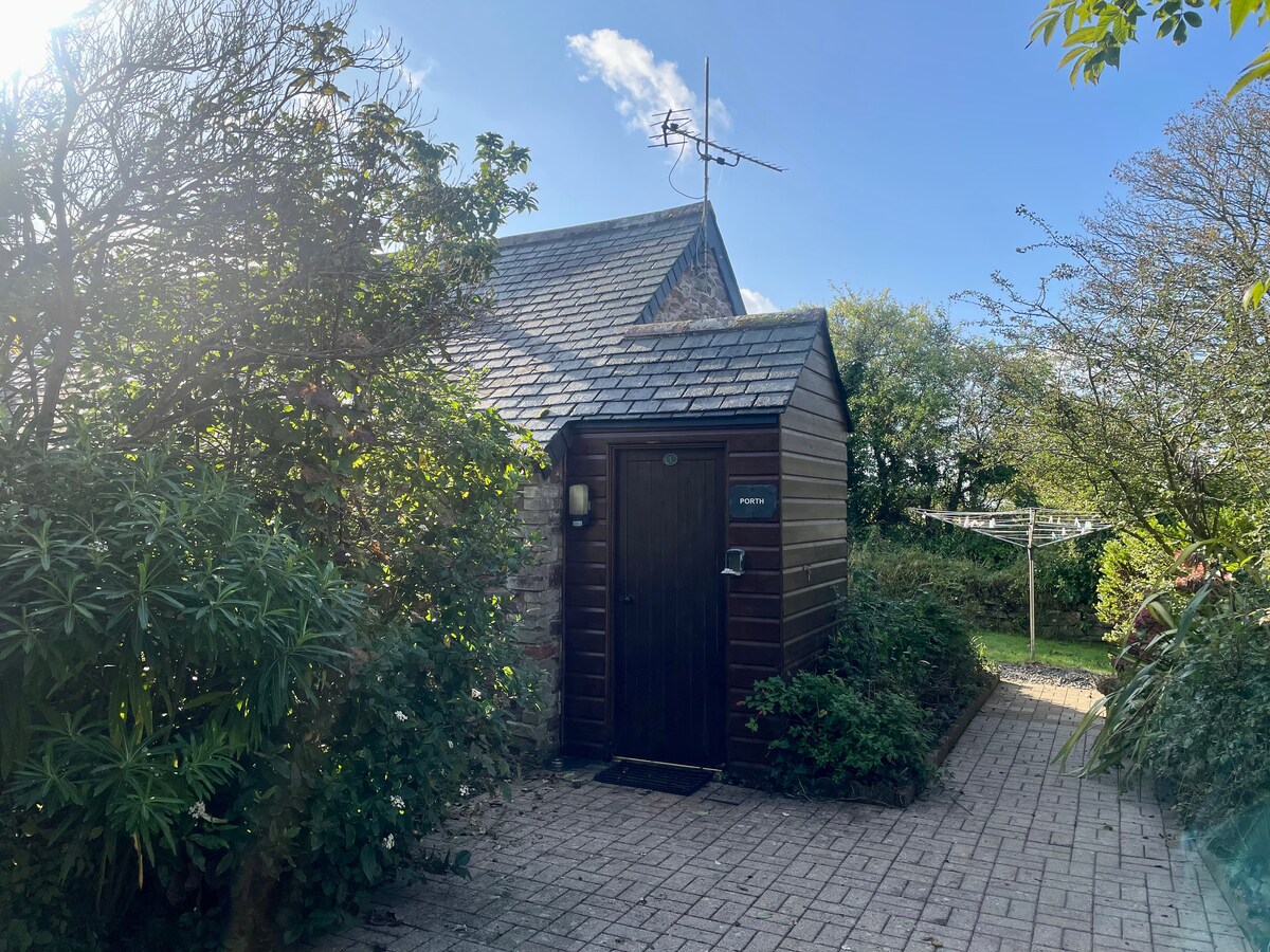 Porth Cottage close to Newquay with Hottub & Pool Cottages for Rent