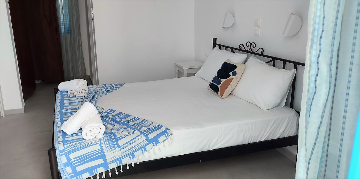 غرفة واضحة ومريحة تم تجديدها بالكامل لراحتك