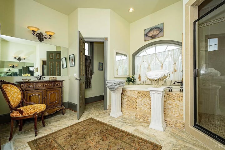 Master bath w/Jacuzzi
