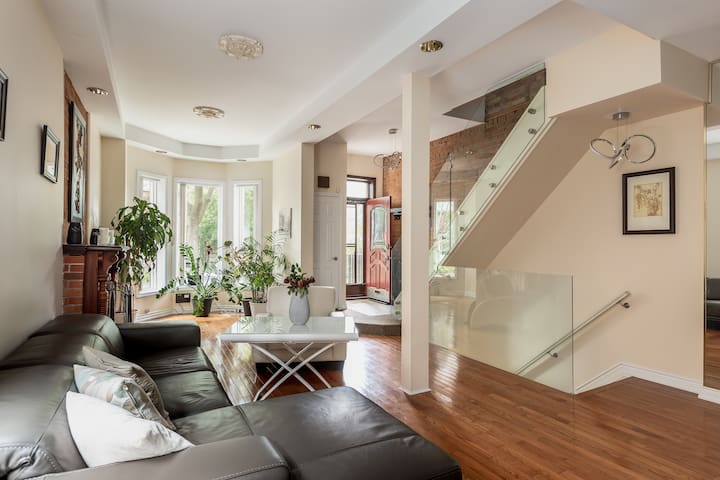 Bright, Stunning Victorian Townhouse in the Annex