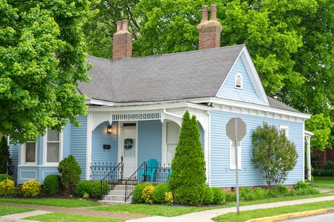 Bourbon Cottage, 2 BR, Downtown next to Bakery!