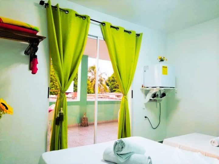 Casa Alex ，绿色房间，在这个房间里，我们有一个迷你酒吧，配有饮料架，提供房屋、天然水和碳酸水、软饮料和葡萄酒。 它还可以通过智能灯（ ilamp ）照明。