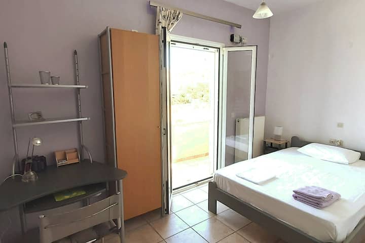 Dormitorio 2, con una cama doble, un escritorio, unidad de almacenamiento con dors, su propio pequeño balcón y excelente vista al campo.