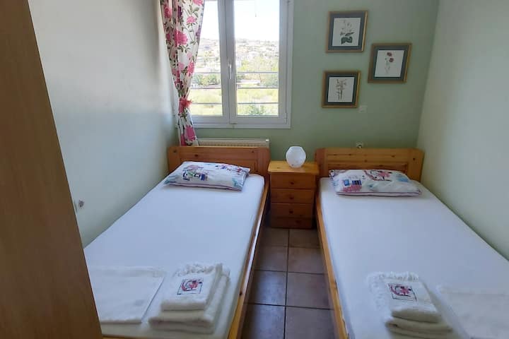 Dormitorio 3. Tiene dos camas individuales, unidades de almacenamiento con dors y cajones.
