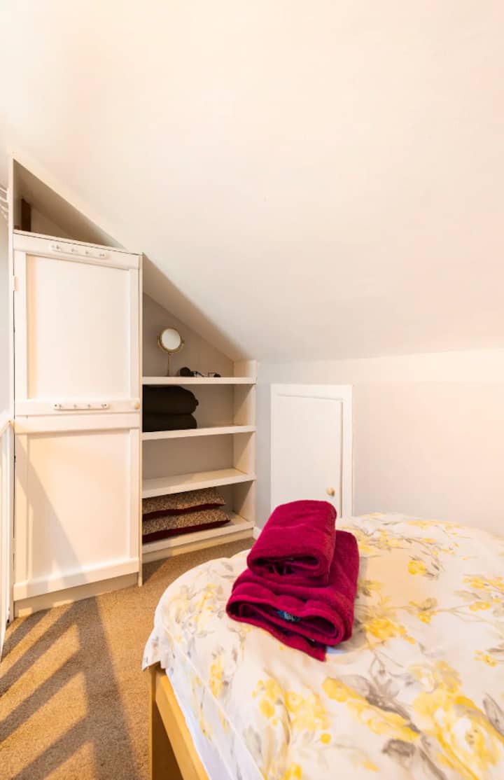 בחלק העליון של הבית תמצאו חדר זוגי עם שתי מיטות יחיד בגודל נדיב, אחסון קטן מובנה ושולחן כתיבה קטן. בשל גרם המדרגות, הוא אינו מתאים לאנשים עם בעיות ניידות או ילדים קטנים. 