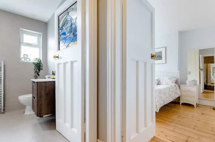 נוף מהחלק העליון של המדרגות לחדר השינה הכפול השני. בחדר הזה יש מחסן, מקלחת ושולחן כתיבה קטן. הוא נמצא בחלק האחורי של הבית, כך מובטחת לכם שינה נהדרת במהלך השהייה. 