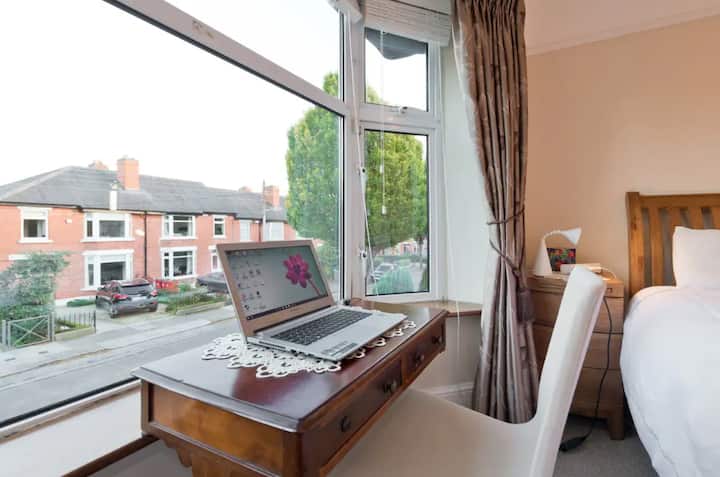 חדר השינה הראשי הוא חדר זוגי עם מחסן מובנה ושולחן עבודה קטן הפונה לרחוב. זה בחזית הבית, אבל הרחוב שקט מאוד, אז אין ספק שתישנו טוב במהלך השהייה. 