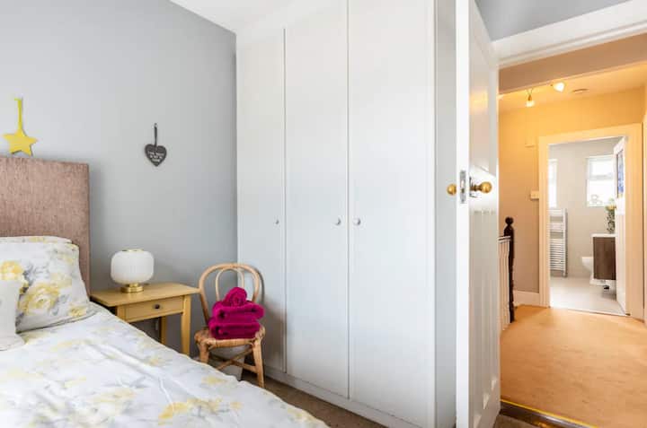 זה החדר היחיד - מול חדר הרחצה הראשי. זה בחזית הבית, אבל הרחוב שקט מאוד, אז בטוח שתישנו טוב בזמן שאתם כאן. יש אחסון מובנה - פשוט מושלם לאדם. 