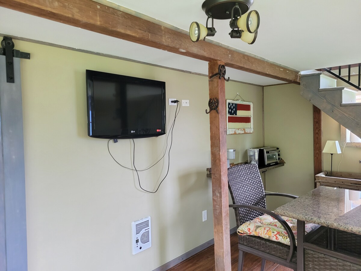 Televisión ajustable para ver en cualquier lugar del primer piso. Entre la sala de estar y la cocina pequeña.