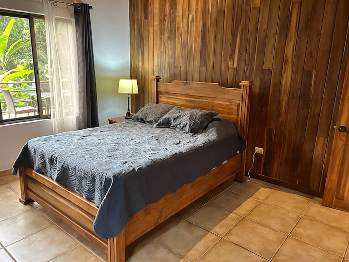 La camera da letto principale è piena di luce naturale e si affaccia sulla valle con nient 'altro che foreste e montagne per quanto puoi vedere