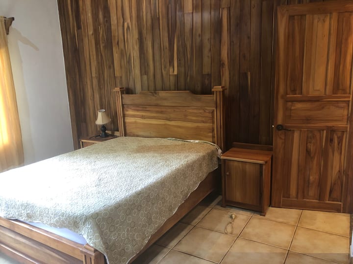 Questo è uno dei tre letti singoli della seconda camera da letto.  Nota la lavorazione del legno in tutta la casa.