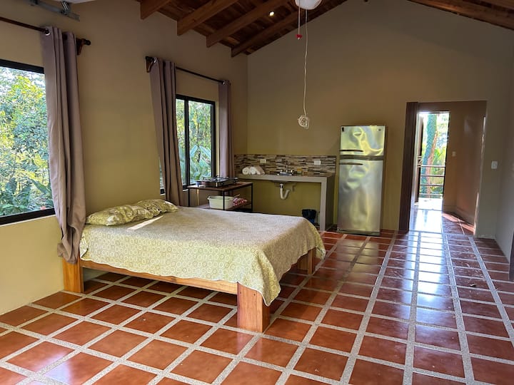 Questa è la "pensione" di una stanza proprio accanto alla casa principale - ha anche un bagno completo - ideale per i visitatori!