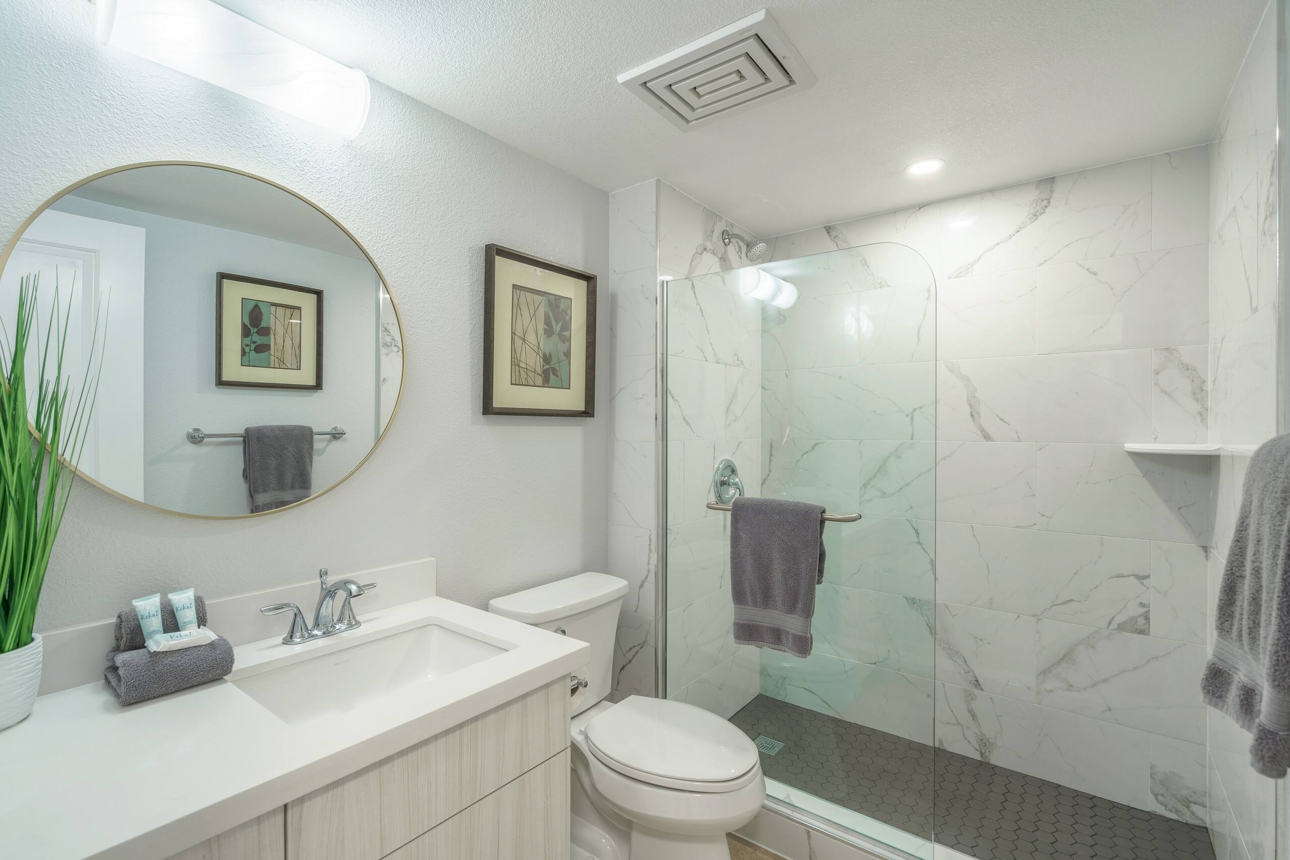 Newly Remodeled-Rare 2 Bedroom Ground Floor-AC - Image 24