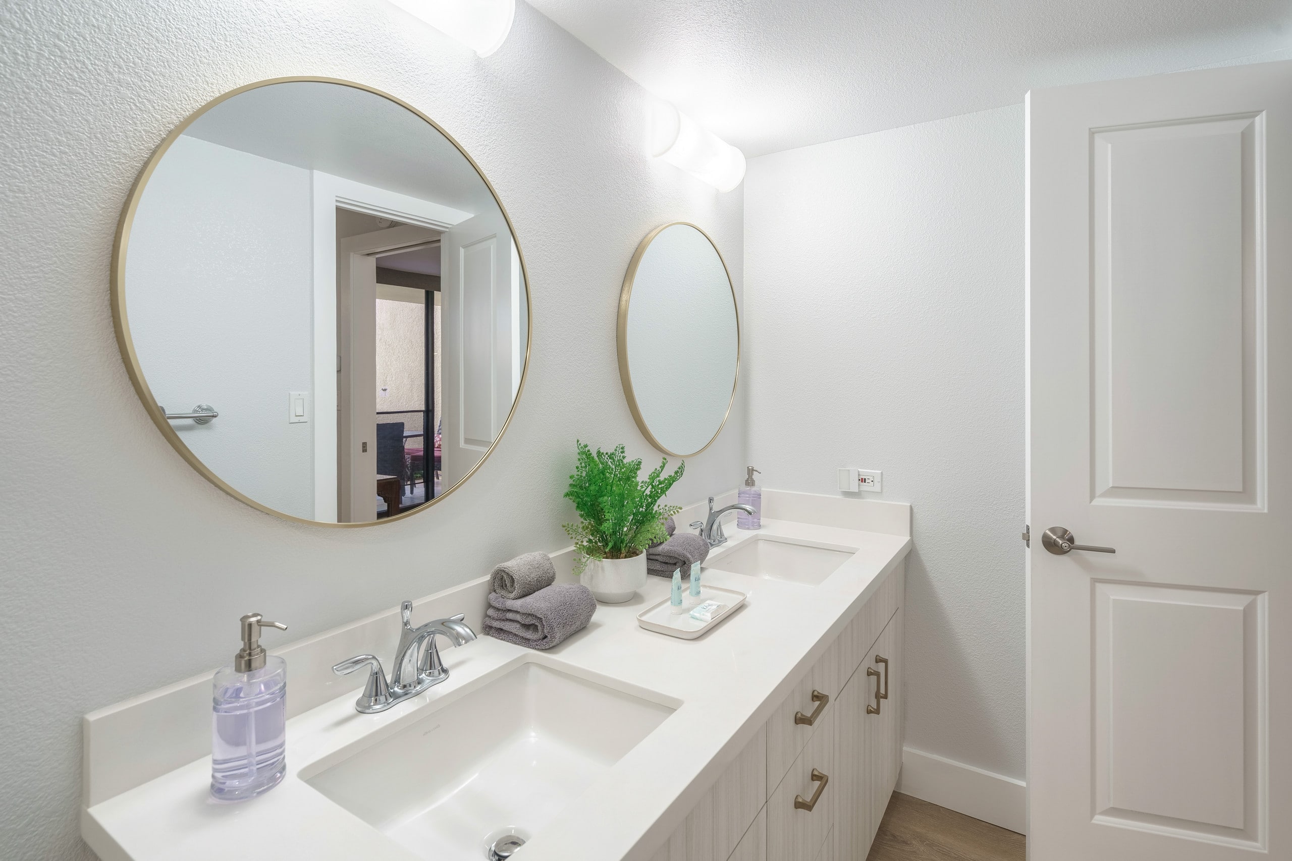 Newly Remodeled-Rare 2 Bedroom Ground Floor-AC - Image 12