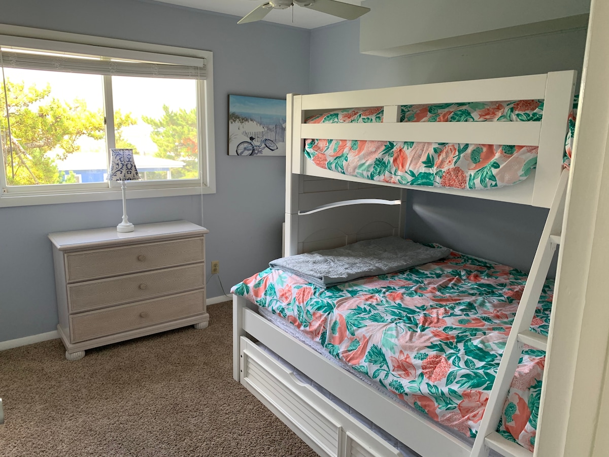 Treća spavaća soba ima krevet pune veličine na dnu i bračni krevet na vrhu. Dodatni ruksak ispod kreveta pune veličine (ako je potrebno)