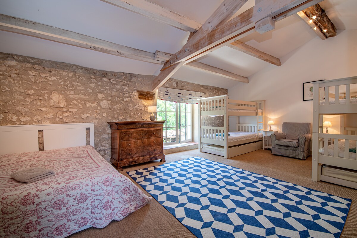 Chumba cha kulala 4 - chumba cha ghorofa kilicho na bafu. Kitanda maradufu na vitanda 2.